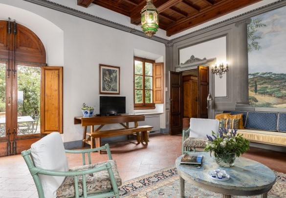 The living room with access to the garden through a large French window - Villa Treggiaia