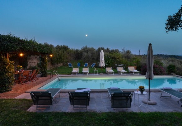The swimming pool and solarium area at sunset - Villa Treggiaia