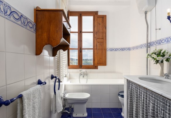 Bathroom with shower and tub n.4 closed to the twin bedroom n.5 on first floor - Villa Treggiaia