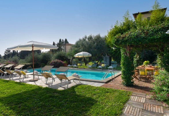The swimming pool and solarium area equipped with sunbeds and a gazebo surrounded by the olive grove - Villa Treggiaia