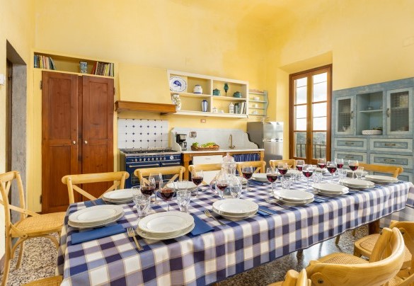 Open-plan dining area with fireplace on first floor - Villa Treggiaia