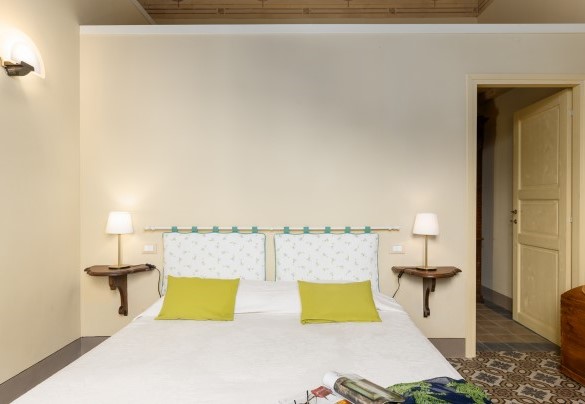 Double bedroom n.3 with ensuite bathroom n.2 with shower and tub on first floor - Villa Treggiaia