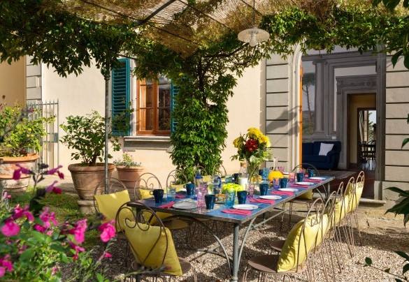 The pergola with dining area at the exit of the living room - Villa Treggiaia