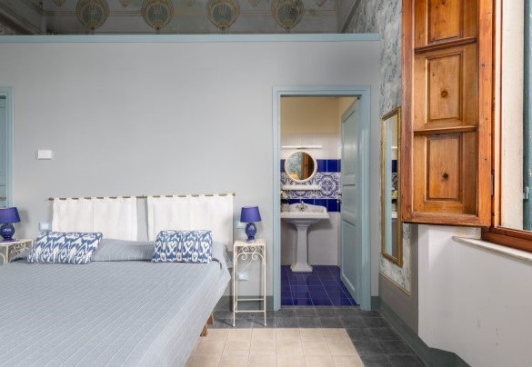 Double bedroom n.4 with ensuite bathroom n.3 with shower on first floor - Villa Treggiaia