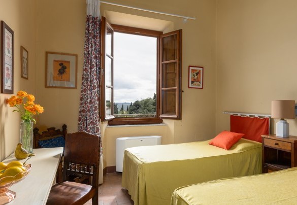 Twin bedroom with joinable beds n.5 closed to the bathroom with shower and tub n.4 on first floor - Villa Treggiaia