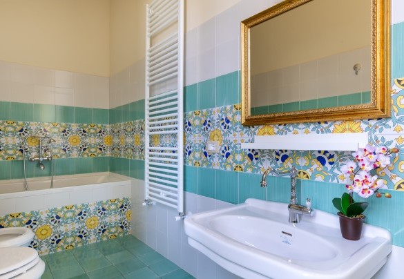 Ensuite bathroom n.2 with shower and tub in the double bedroom n.3 on first floor - Villa Treggiaia