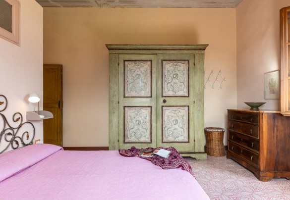 Double bedroom n.6 with ensuite bathroom n.5 with shower on first floor - Villa Treggiaia