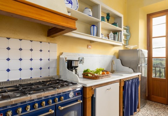 Open-plan with kitchen and dining area with fireplace on first floor - Villa Treggiaia