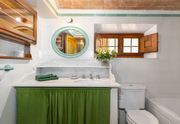 Bathroom with tub n.1 on ground floor - Villa Treggiaia