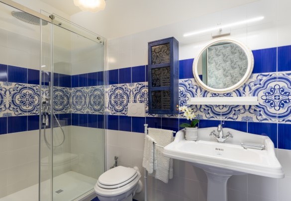 Ensuite bathroom with shower n.3 in the double bedroom n.4 on first floor - Villa Treggiaia
