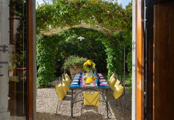 The pergola with dining area at the exit of the living room - Villa Treggiaia