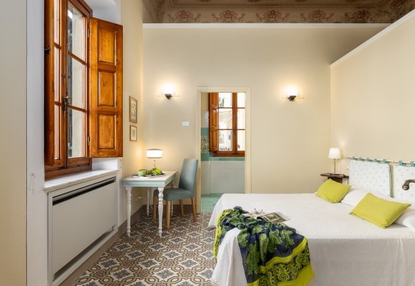 Double bedroom n.3 with ensuite bathroom n.2 with shower and tub on first floor - Villa Treggiaia