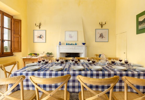 Open-plan dining area with fireplace on first floor - Villa Treggiaia