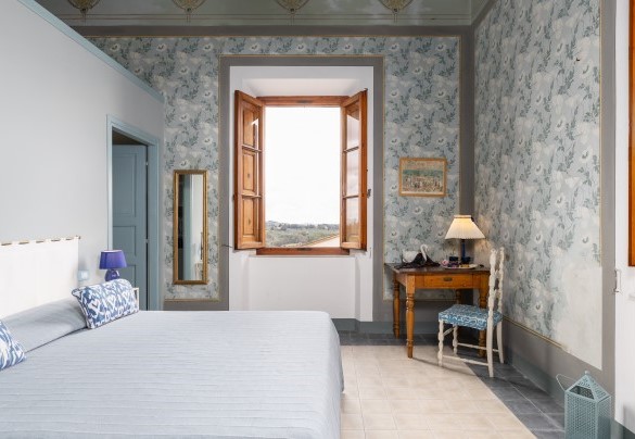 Double bedroom n.4 with ensuite bathroom n.3 with shower on first floor - Villa Treggiaia