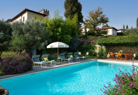 The swimming pool and solarium area equipped with sunbeds and a gazebo surrounded by the olive grove - Villa Treggiaia