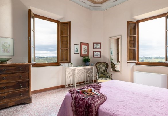 Double bedroom n.6 with ensuite bathroom n.5 with shower on first floor - Villa Treggiaia