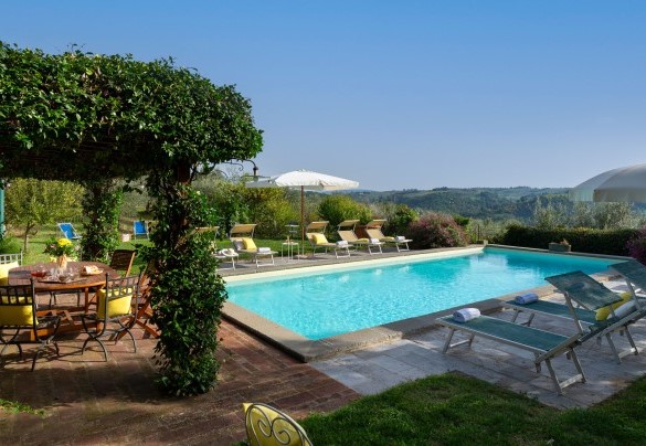 The swimming pool and solarium area equipped with sunbeds and a gazebo surrounded by the olive grove - Villa Treggiaia