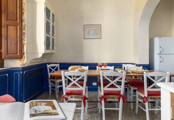  Kitchen with dining area closed to the living room on ground floor - Villa Treggiaia