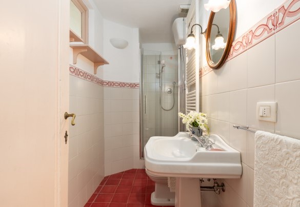Ensuite bathroom with shower n.5 to double bedroom n.6 on first floor - Villa Treggiaia