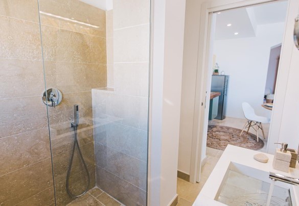 double bedroom with round bed, kitchen and en suite bathroom - Villa Triscele