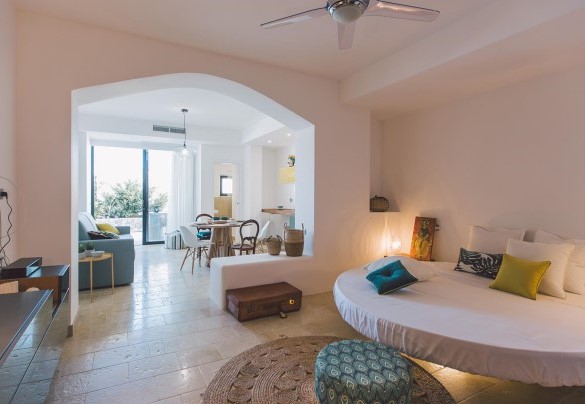 double bedroom with round bed, kitchen and en suite bathroom - Villa Triscele