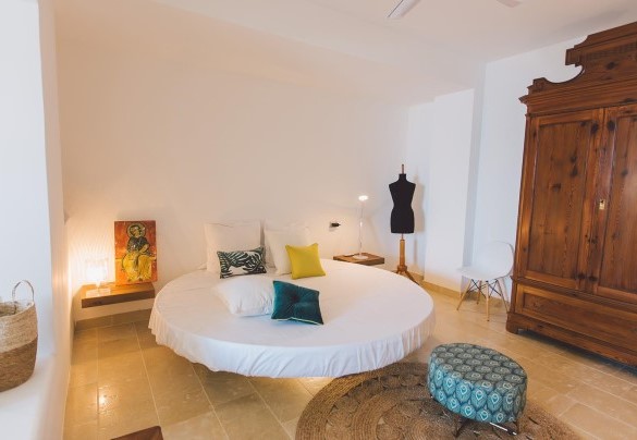 double bedroom with round bed, kitchen and en suite bathroom - Villa Triscele