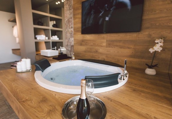 double room with jacuzzi and bathroom en suite with shower - Villa Triscele