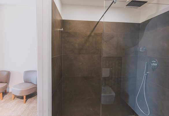 double room with jacuzzi and bathroom en suite with shower - Villa Triscele