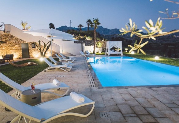 solairum and pool in the evening - Villa Triscele