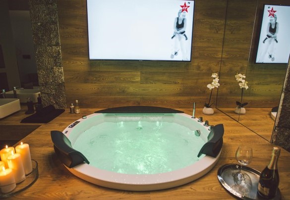 double room with jacuzzi and bathroom en suite with shower - Villa Triscele
