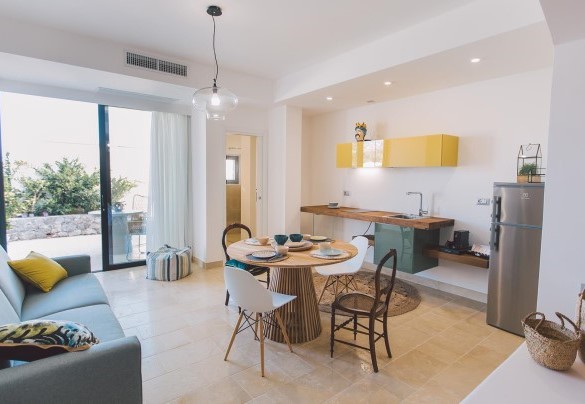 double bedroom with round bed, kitchen and en suite bathroom - Villa Triscele