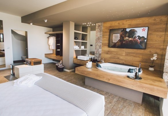 double room with jacuzzi and bathroom en suite with shower - Villa Triscele