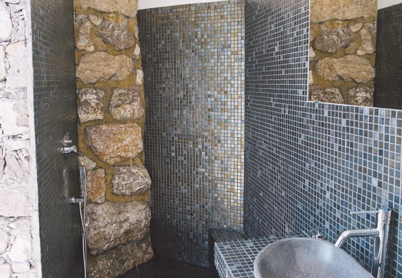 Outdoor bathroom near pool - Villa Triscele