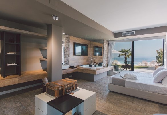double room with jacuzzi and bathroom en suite with shower - Villa Triscele