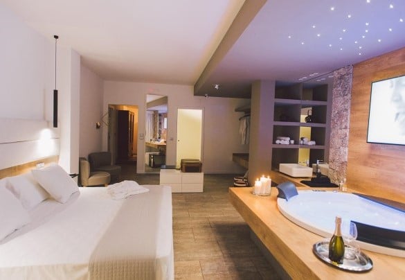 double room with jacuzzi and bathroom en suite with shower - Villa Triscele