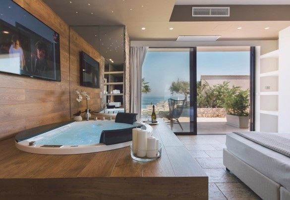 double room with jacuzzi and bathroom en suite with shower - Villa Triscele