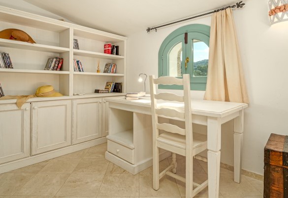 Angolo studio al primo piano con affaccio sulla terrazza  – Villa Typha