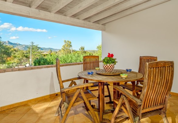 Terrazza al primo piano con vista sul giardino – Villa Typha