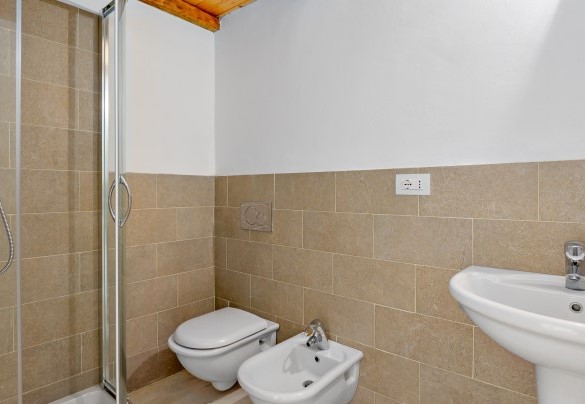 Bagno con doccia  dell’area fitness – Villa Typha
