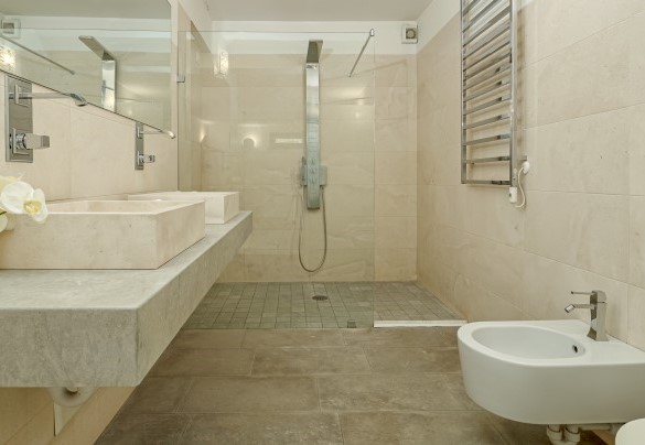 Bagno n. 5 con doccia en-suite alla camera n.5 – Villa Typha
