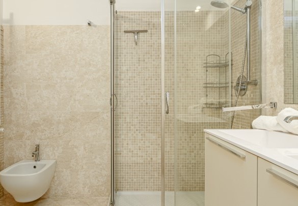 Bagno n.2 con doccia en-suite alla camera n.3 – Villa Typha