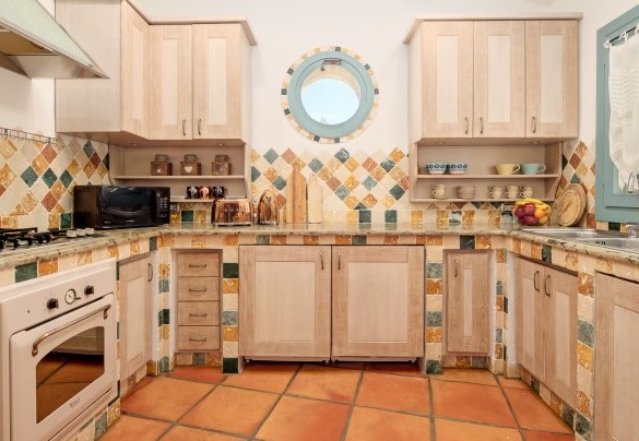 Cucina accessoriata – Villa Typha