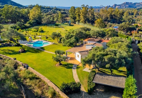 Panoramica aerea della villa e del grande parco privato che ospita la piscina – Villa Typha