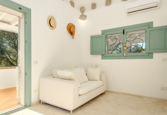 Angolo relax con divano al primo piano con affaccio sulla terrazza – Villa Typha