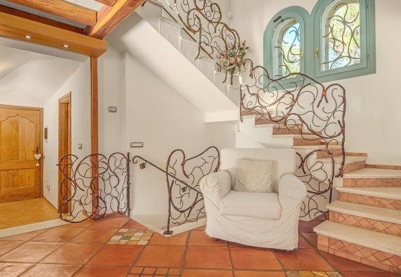 Dall’ingresso, due scalinate conducono al primo piano (18 gradini) e al piano seminterrato (17 gradini) – Villa Typha