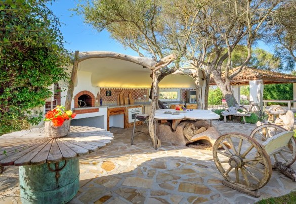 Cucina esterna dotata di tavolo da pranzo, barbecue e forno a legna – Villa Typha
