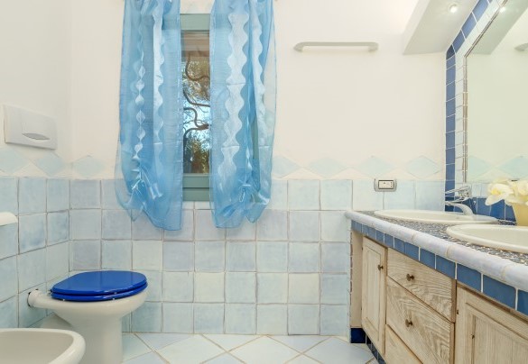 Bagno di servizio al piano terra con doppio lavabo – Villa Typha