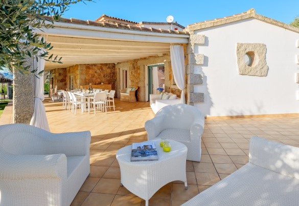 Area soggiorno con divanetti e poltrone che regala agli ospiti piacevoli momenti di relax – Villa Typha