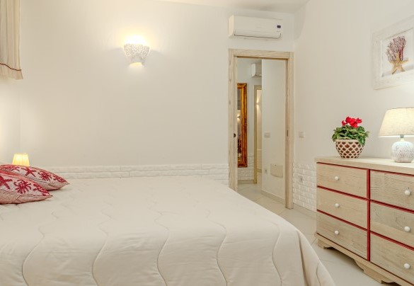 Camera matrimoniale con bagno en-suite con doccia n.4 – Villa Typha