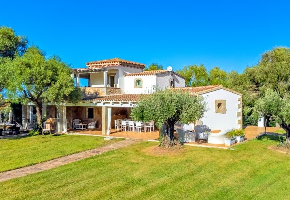 Immersa nella meravigliosa campagna dell’entroterra gallurese erge Villa Typha – Villa Typha